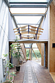 Offener Wohnraum mit Holztreppe im Architektenhaus