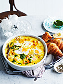 Kartoffel-Eier-Gratin mit Pesto und Croissants