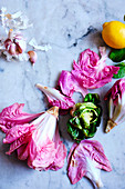 Frischer rosa und grüner Radicchio mit Knoblauch und Zitrone
