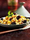 Couscous mit Kicherebsen und Oliven in Mini-Tajine