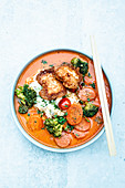 Rotes Thai-Curry mit knusprigen Fisch-Nuggets