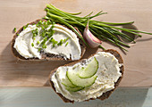 Cream cheese breads with chives and cucumber