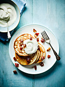 Lebkuchen-Pancakes mit Datteln und Creme Fraiche