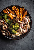 Sushi-Bowl mit Jackfrucht, Gemüse und Pilzen (Asien)