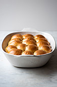 Sauerteig-Brötchen in Auflaufform gebacken