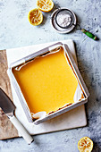 Glutenfreier Zitronenkuchen in quadratischer Backform