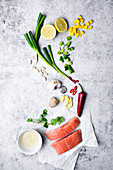 Zutaten für Lachssalat mit Frühlingszwiebeln und Früchten