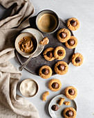 Peanut Butter Blossoms (Cookies, USA) serviert mit Erdnussbutter und Kaffee