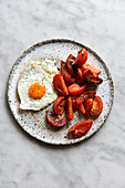 Spiegelei mit gebratenen Tomatenspalten