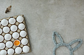 Eierstilleben mit aufgeschlagenem Ei und Osterhase
