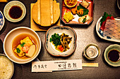 Kaiseki - leichte japanische Gerichte mit Sojasauce, Tofu, Rindfleisch, Pilzen und Reis