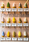 Fake Food: Softeis in einem Schaufenster mit japanischer Beschriftung