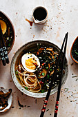 Asiatische Misosuppe mit Nudeln, Ei und Pilzen