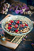 Müsli mit Haferflocken und Beeren