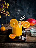 Orangen-Mango-Smoothie mit Eiswürfeln