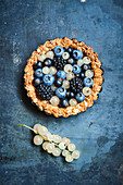 Berry tart with oatmeal and peanut base
