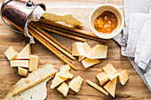 Grissini und Tortillastücke zu Käse und scharfer Sauce
