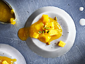 Veganes Panna Cotta mit Fruchtsauce und Pistazien