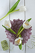 Weiße Tulpen in dekorativer Glasschale