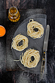 Hausgemachte frische und ungekochte Spaghetti als Nudelnester