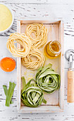 Hausgemachte frische Spaghetti und grüne Tagliatelle als Nester