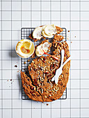 Pekan-Erdnuss-Keksplatte mit Frosting aus brauner Butter