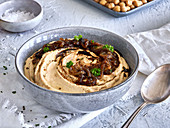Hummus mit karamellisierten Balsamicozwiebeln