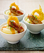 Würstchen mit Kartoffelpüree, Zwiebelring und Schnittlauch