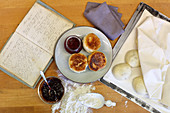Dampfnudeln (steamed, sweet yeast dumplings) with fruit compote
