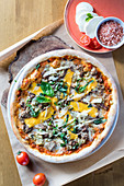 Pizza mit Hackfleisch, Parmesan und Basilikum