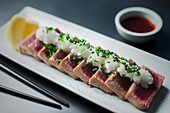 Thunfisch Tataki mit Daikon und Zitrone (Japan)