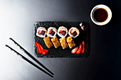 Sushiplatte mit Thunfisch, Erdbeeren, Frischkäse und braunem Zucker (Japan)