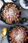Schokoladen-Crumble mit Beeren