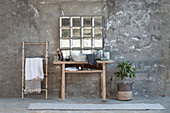 Rustikaler Holztisch mit Waschschüssel vor Glasbausteinfenster und Handtuchhalter
