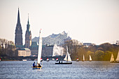 Blick auf die Sehenswürdigkeiten von Hamburg, im Vordergrund Segelboote, Deutschland