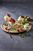 Limetten-Possets mit Himbeeren