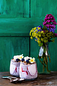 Chiapudding mit Müsli, Blaubeeren und Erdbeeren