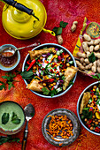 Chaat-Salat (scharfer Kichererbsensalat, Indien) mit Samosas und Erdnüssen