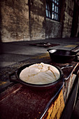 Brot in gusseiserner Pfanne vor dem Backen