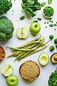 Grünes Obst und Gemüse dazu Linsen und Mandeln