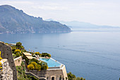 Infinity pool mit Panoramablick auf den Golf von Salerno, Italien