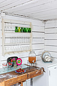 Gläser im Tellerregal in der Küche mit Bretterwand und Werkbank