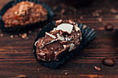Homemade chocolate pralines (close-up)