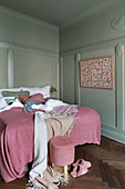 Klassisches Schlafzimmer mit Wandverkleidung und Akzenten in Rosa