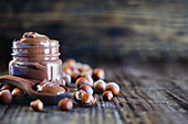 Schokoladen-Haselnusscreme im Glas und auf Löffel
