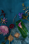 Blumen für Herbstdekoration mit Chrysantheme, Kalla, Gerbera, Eisenhut, Eukalyptus, Clematis, Kängurupfote und Strandflieder