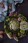 Artischocke mit Chrysanthemen, Halskraut, Waxflower, Clematis und Eukalyptus in Schale
