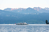 Schifffahrt auf dem Vierwaldstättersee, im Hintergrund Bürgenstock, Luzern, Schweiz