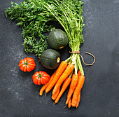 Karotten, Tomaten und Zucchini auf schwarzem Hintergrund