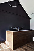 Moderne Küche mit schwarzen Einbauschränken und dunklem Holz